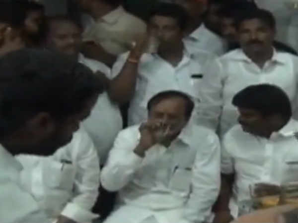 டீ குடித்தார் 