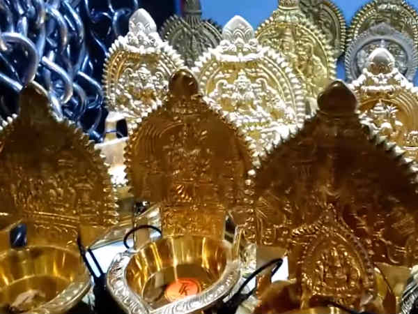 பூஜை அறையில் விளக்கு