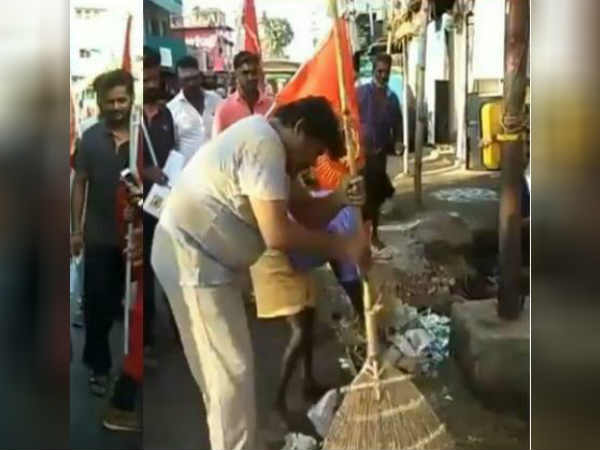 குப்பை அள்ளுகிறார் 