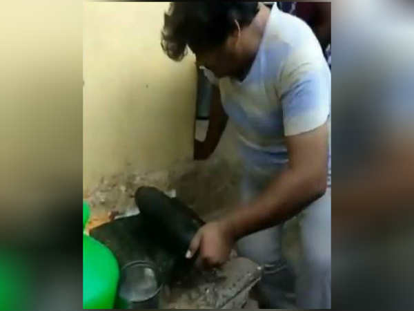 சட்னி அரைக்கிறார் 