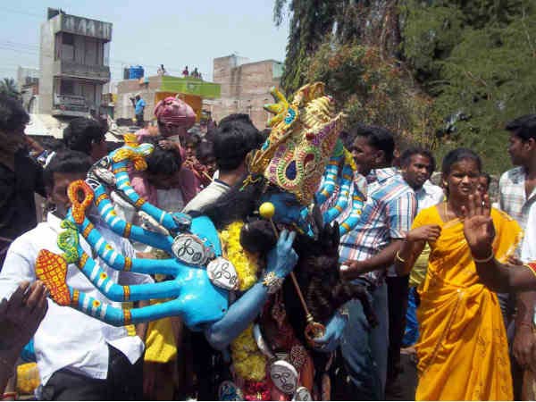 மயானத்தை சூறையாடும் அன்னை