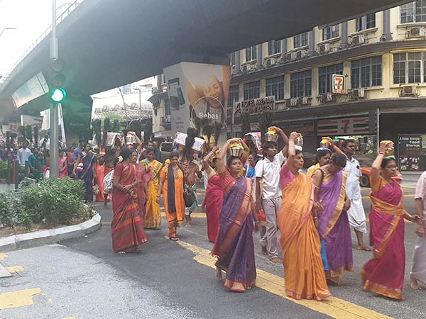 பக்தர்கள் நேர்த்திக் கடன் பக்தர்கள் நேர்த்திக் கடன்