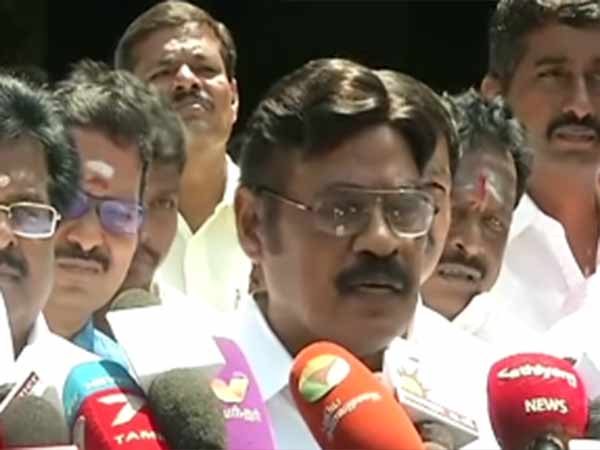 கட்டி ஏறும் கூட்டம்