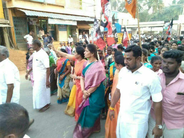 வாரி இறைக்கிறார் 