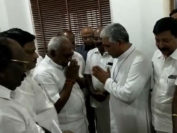 முதலில் ஆயரிடம் ஆசி 