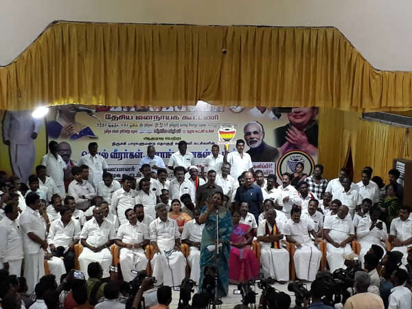  ஒரே மாதிரி சேலை