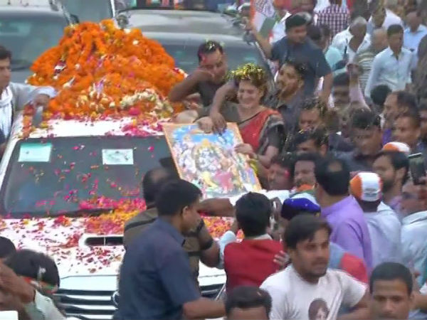 மக்களை சந்தித்தார் 