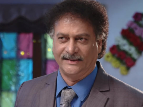 போட்டோ எடுக்கறாளே 