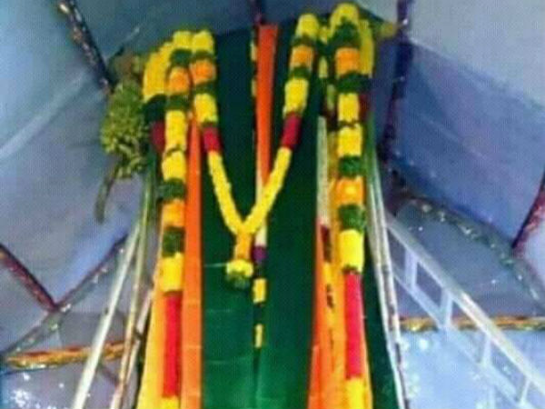 பிரம்மாண்ட மாலைகள்