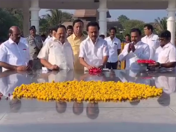 வாழ்த்து பெற்றனர் 