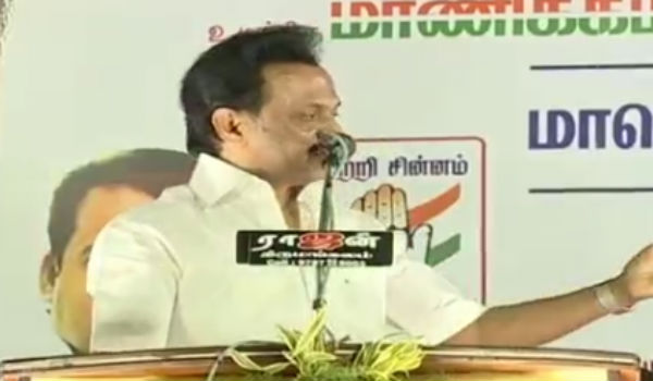 சசிகலாவின் கால்களில் விழுந்தவர் 