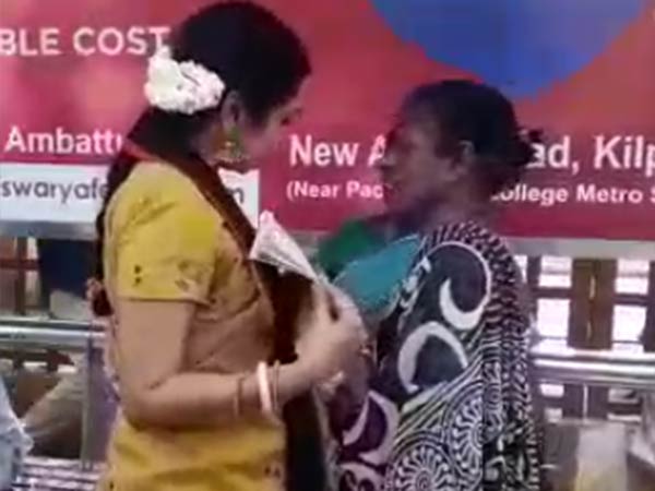 கையை பிடித்தார் 