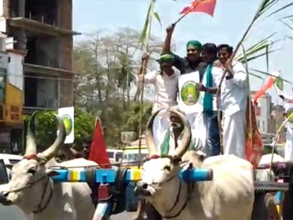 உற்று நோக்கினர் 