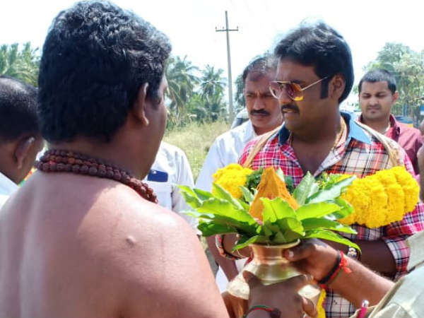 Vijaya Prabhakaran visits Kadayanallur temple