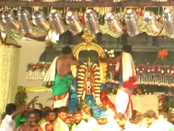 சேவையில் பங்கேற்கலாம்