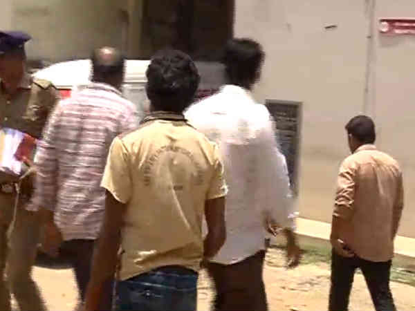 சகோதரர் கண் முன் சகோதரர் கண் முன்