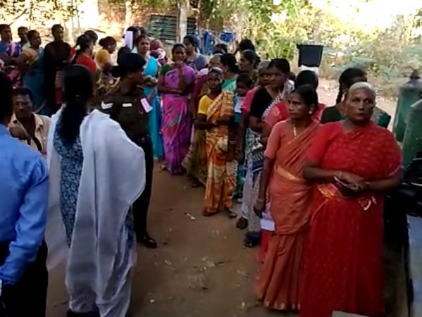 வரிசையில்... 