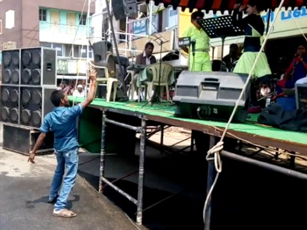  முகம் சுளித்தனர்