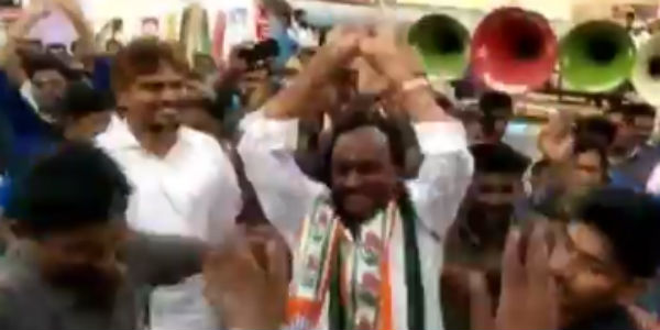 கண்ணை கட்டுதே... 