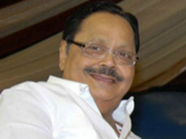 ஆலோசனை செய்கிறார் 