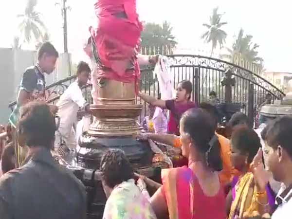 Edathua church festival Near Kanyakumari, Devotees worship