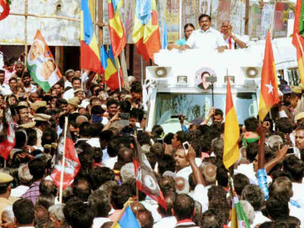 கதை பேசுகிறார் 