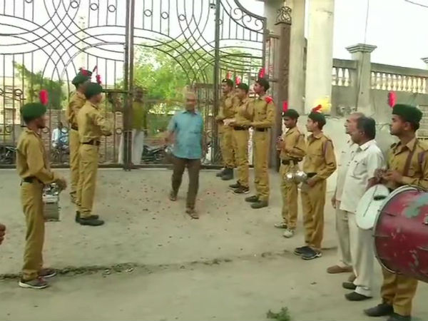 lok sabha election 2019 phase 1 polling live updates : UP Lok Sabha Election live- Flower petals being showered at polling booth in Baraut. 