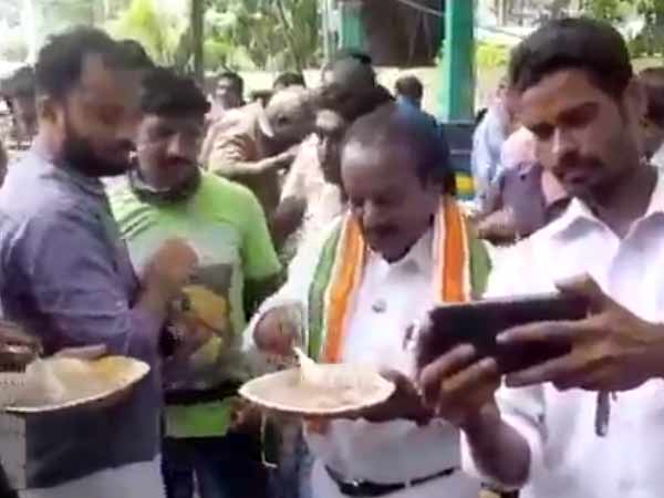 H Vasanthakumar eats Kanji with roadside people