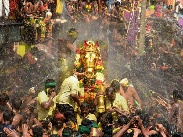 கள்ளழகர் வைகையில் இறங்கினார் கள்ளழகர் வைகையில் இறங்கினார்