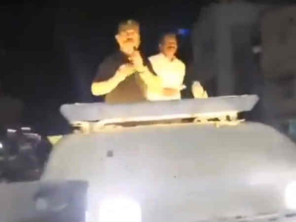 பேசினார் 