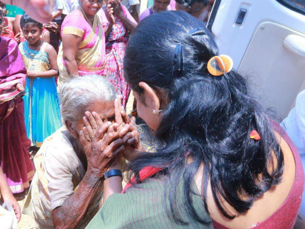 ஒற்றி கொள்கிறார் 