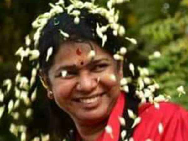 வெட்கத்தில் கனிமொழி 