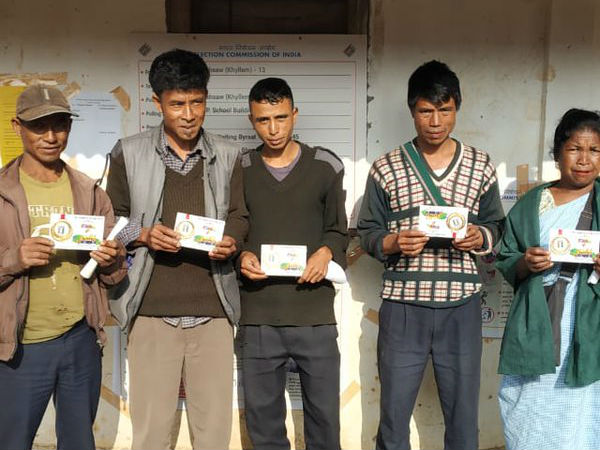 Lok Sabha Election 2019: Special awards are given to voters who came first to booths Lok Sabha Election 2019: Special awards are given to voters who came first to booths