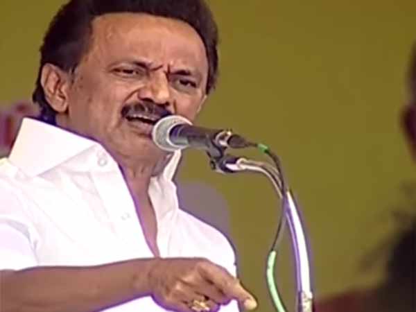 சசிகலா காலில் சசிகலா காலில்