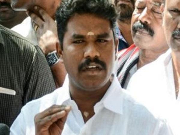 உதட்டில் சிரிப்பு
