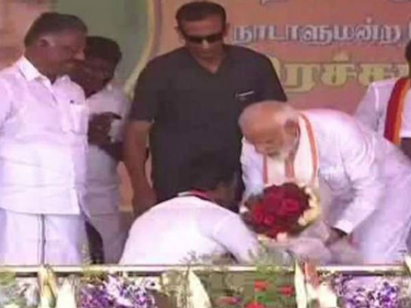 காலில் விழுந்தனர் 