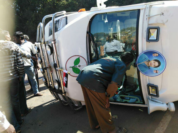 வேன் கவிழ்ந்தது வேன் கவிழ்ந்தது