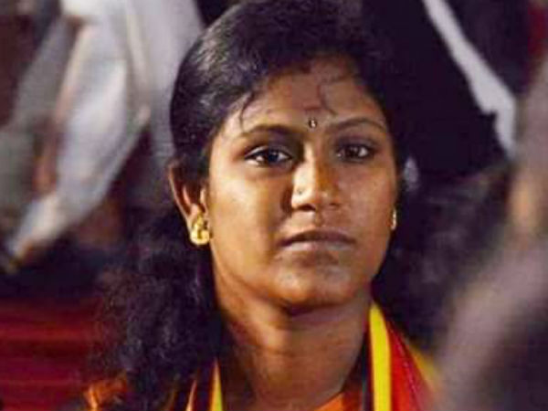 வேகமாக அடிக்கிறார் வேகமாக அடிக்கிறார்