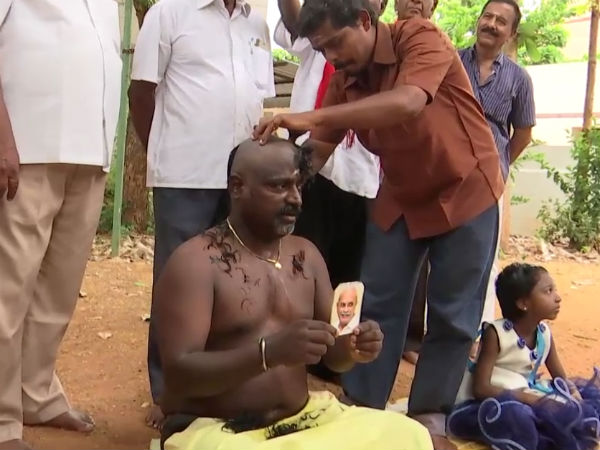 Congress man tonsures his head for Vaithilingam