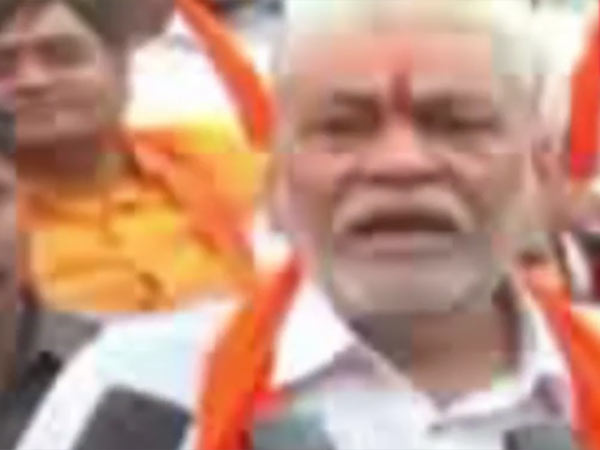 பார்த்துட்டே இருக்கார் 