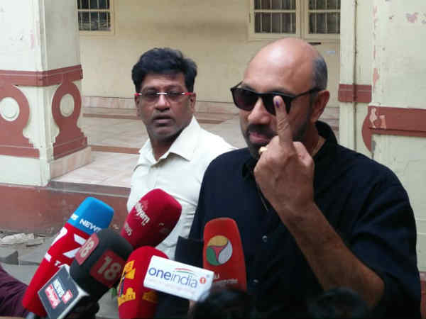 Actor sathyaraj wait for vote in long que in Chennai nungambakkam Actor sathyaraj wait for vote in long que in Chennai nungambakkam