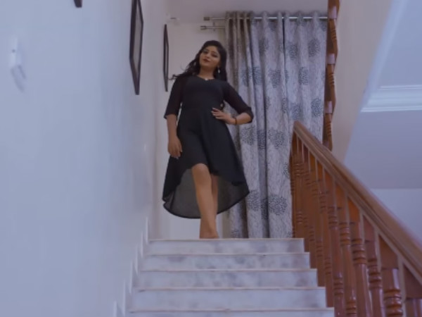 Swetha and Sanjay are in thenilas house in bedroom 