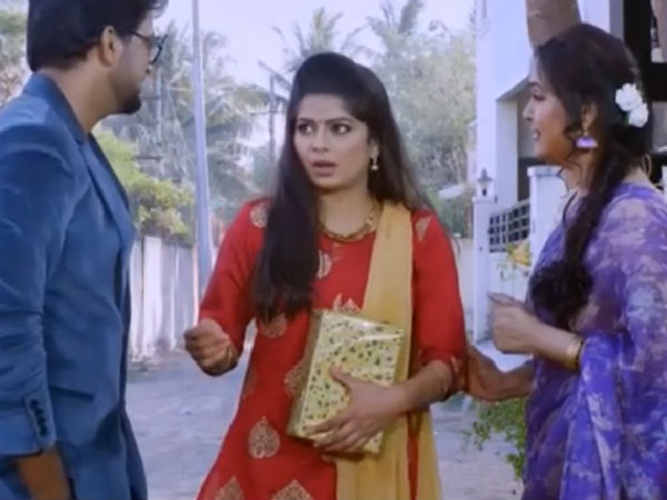 Younger sister breaks Akkas gift 