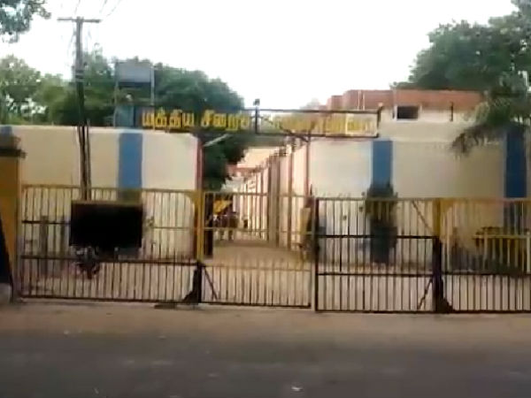 ஜெயிலரிடம் புகார்