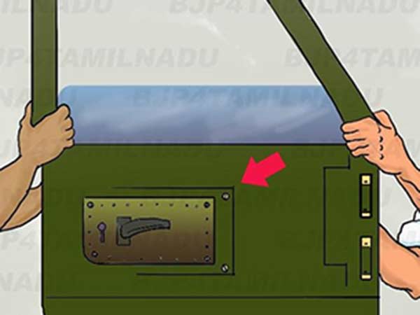  பச்சை கலர் கதவு