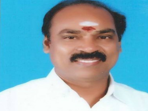 நைட்டி அணிந்த பெண் 