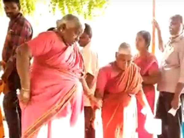 shortage of wheelchairs in polling booths .. Elderly people who are enthusiastic and disadvantaged 