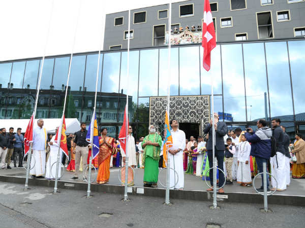 பேரிகை முழங்க ஏந்தி வரப்பட்ட நூல்கள் 