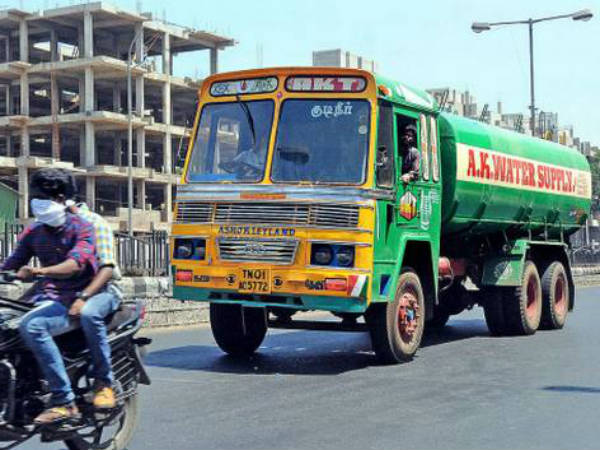 லாரிகளில் விநியோகம் 