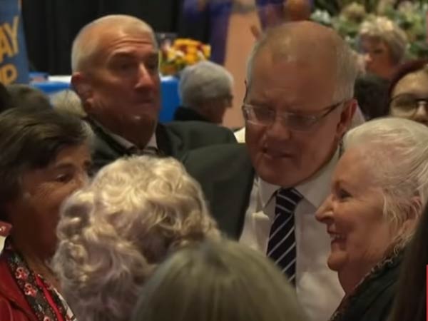 தலையை உரசிச்சென்ற முட்டை 